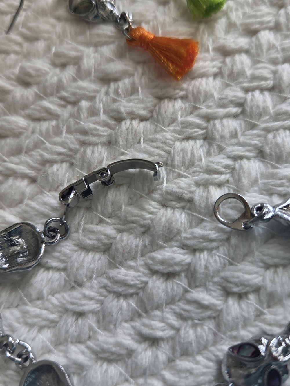 Silver Alien Head Link Bracelet with Iridescent Accents And Tassel Earrings - Picture 5 of 6